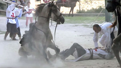 Tournoi de chevalerie - chute pendant la bataille finale