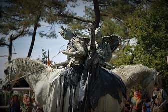 une gargouille à cheval